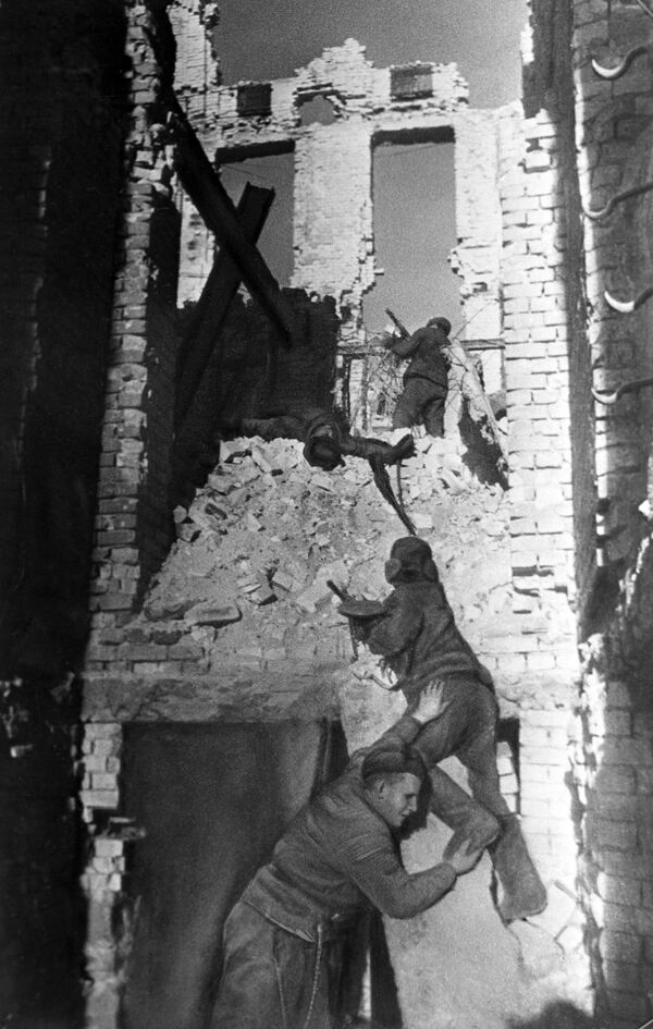 Red Army soldiers during street fighting in Stalingrad. - Sputnik International