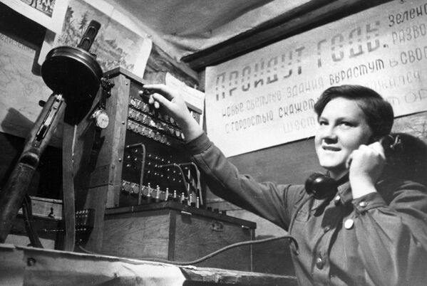 A servicewoman in a communications center. - Sputnik International
