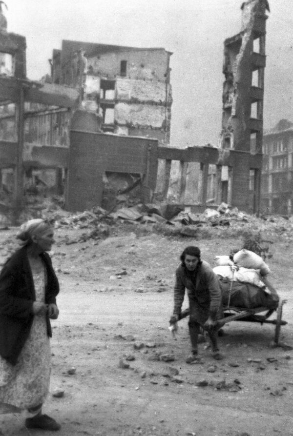 Residents seek refuge from the destruction unleashed by a massive Nazi air raid. - Sputnik International