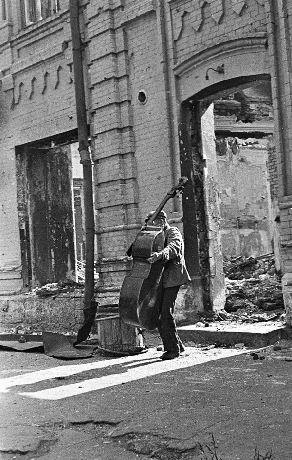 Musician in the streets of battle-scarred Stalingrad. - Sputnik International