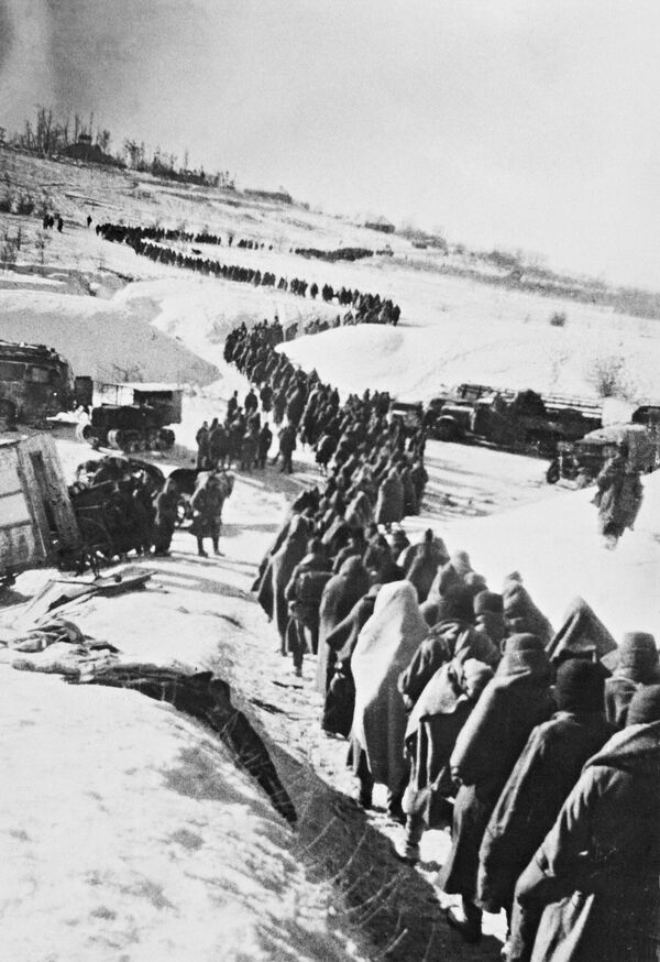 Endless, snake-like column of German POWs captured during the Battle of Stalingrad. - Sputnik International