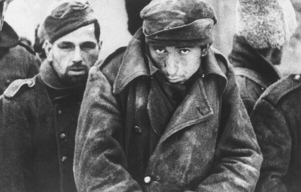 German soldiers captured at Stalingrad, Russia, huddle against sharp winds.  - Sputnik International
