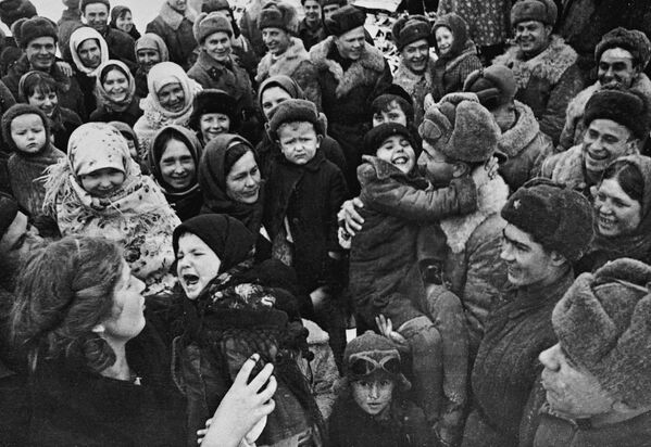Soviet soldiers are welcomed as liberators by the people of Stalingrad. - Sputnik International