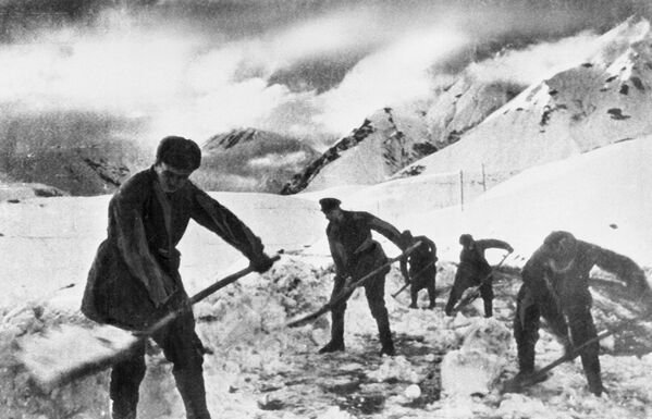 Russian troops clearing snow from a road to help their unit advance, northwest of Stalingrad. - Sputnik International