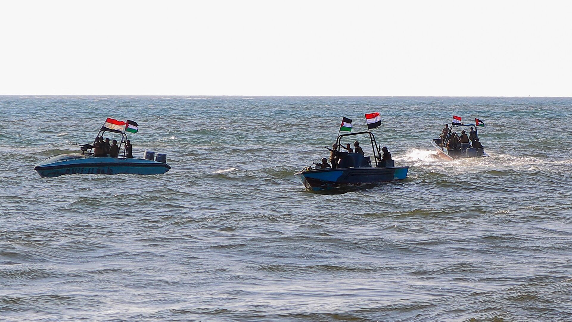 Members of the Yemeni Coast Guard affiliated with the Houthi group patrol the sea as demonstrators march through the Red Sea port city of Hodeida in solidarity with the people of Gaza on January 4, 2024, amid the ongoing battles between Israel and the militant Hamas group in Gaza. - Sputnik International, 1920, 11.02.2024