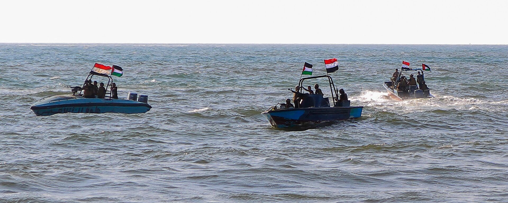 Members of the Yemeni Coast Guard affiliated with the Houthi group patrol the sea as demonstrators march through the Red Sea port city of Hodeida in solidarity with the people of Gaza on January 4, 2024, amid the ongoing battles between Israel and the militant Hamas group in Gaza. - Sputnik International, 1920, 02.02.2024