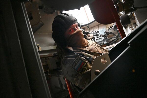 A Vega volunteer inside the BMP-3 infantry fighting vehicle during combat training, LPR. - Sputnik International