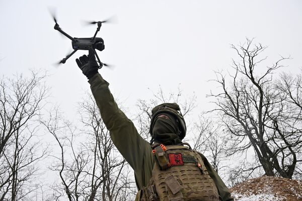 A Vega trooper launching a military drone during combat training, LPR. - Sputnik International