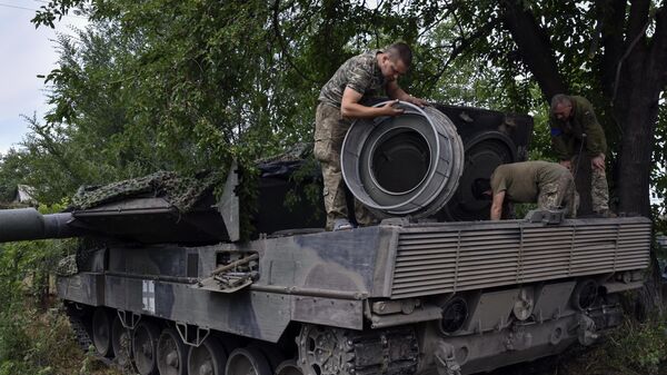 Украинские солдаты ремонтируют танк Леопард-2 в Запорожской области - Sputnik International
