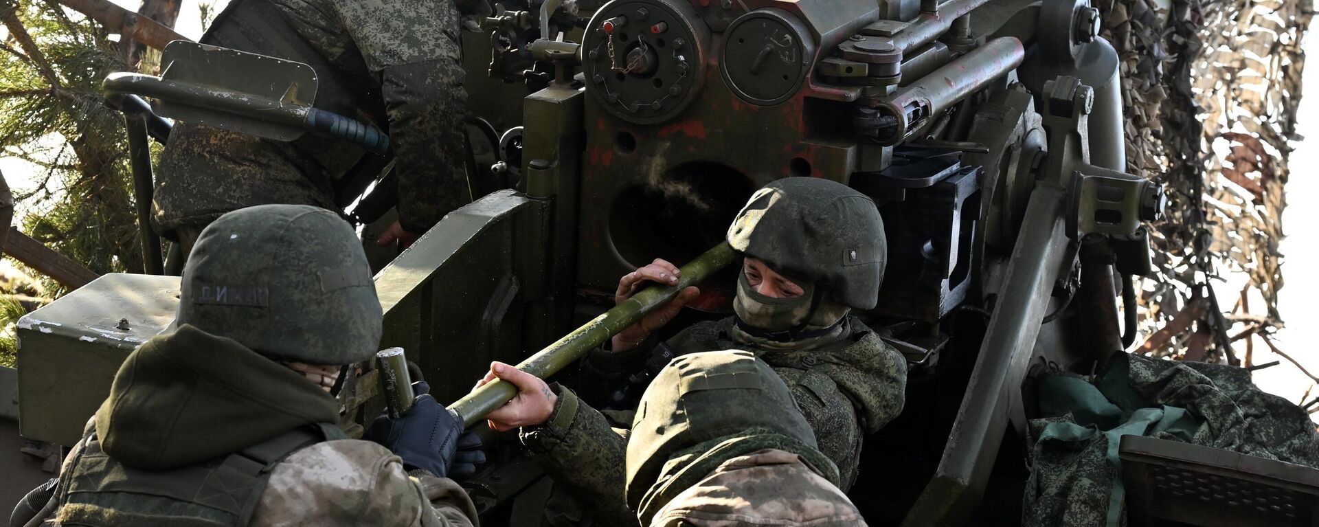 Servicemen of the Russian Armed Forces load the 2S5Giatsint-S 152-mm self-propelled gun for combat operations against Ukrainian Armed Forces positions in the Krasny Liman direction in the zone of the special military operation. - Sputnik International, 1920, 05.02.2024