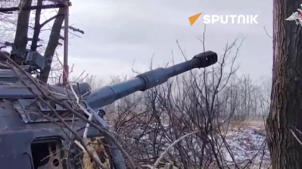 Russian Msta-S self-propelled artillery crews wipe out concealed Ukrainian position near Seversk. - Sputnik International