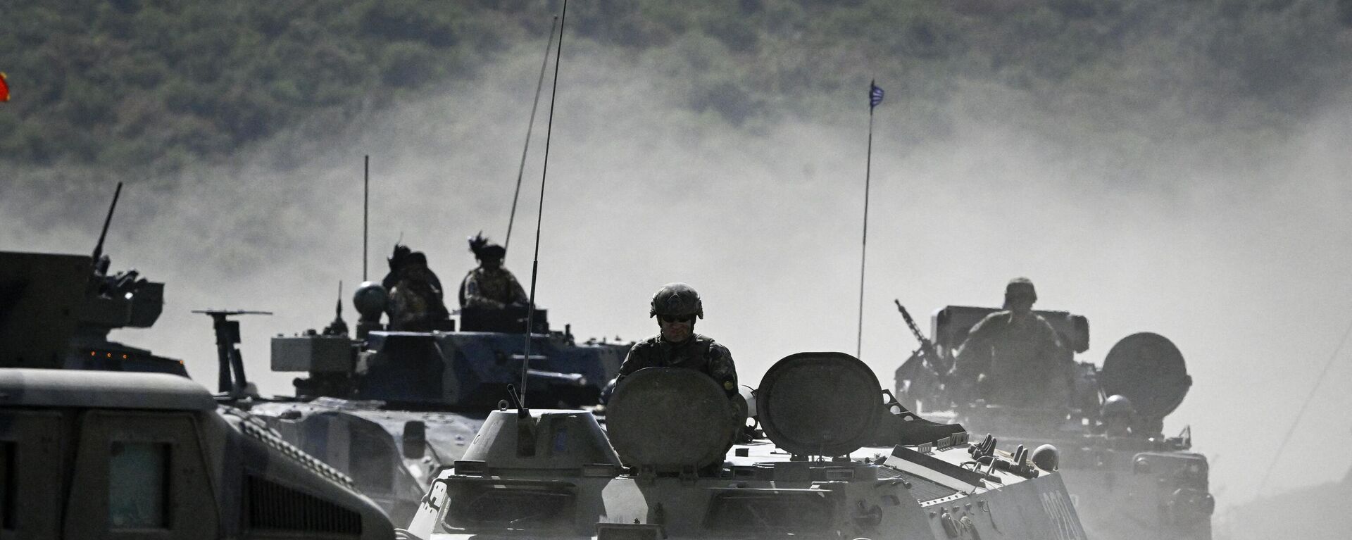 Servicemen drive armoured vehicles as they take part in the NATO Noble Blueprint 23 joint military exercise at the Novo Selo military ground, northwestern Bulgaria, on September 26, 2023.  - Sputnik International, 1920, 04.02.2024
