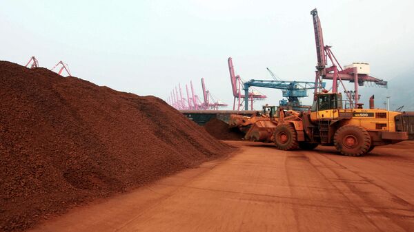
In a picture taken on September 5, 2010 a man driving a front loader shifts soil containing rare earth minerals to be loaded at a port in Lianyungang, east China's Jiangsu province. - Sputnik International