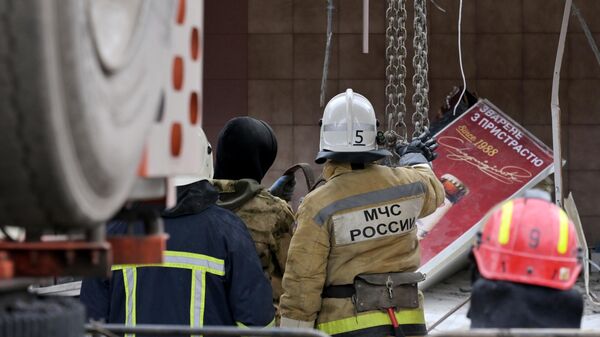 Сотрудники МЧС РФ разбирают завалы двухэтажного здания пекарни, обрушившегося в результате обстрела Лисичанска со стороны ВСУ - Sputnik International