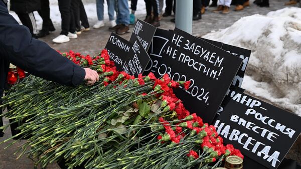 Wreath laying ceremony in aftermath of Lisichansk shelling by Ukraine - Sputnik International