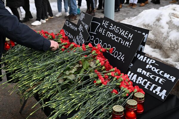 Mourning events are taking place throughout the Luhansk People&#x27;s Republic. Activists laid flowers at the memorial to deceased children of Donbass, calling on international judicial authorities to pay attention to Ukraine&#x27;s destroying civilians. - Sputnik International