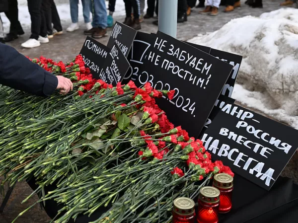 Ceremonia de ofrenda floral tras el bombardeo de Lisichansk por parte de Ucrania Ceremonia de ofrenda floral tras el bombardeo ucraniano de Lisichansk - Sputnik Mundo