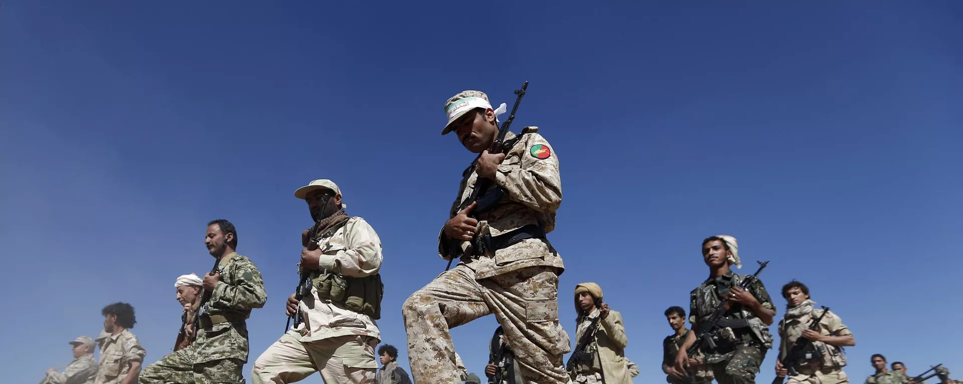 Newly recruited Houthi fighters take part in a gathering in the capital Sanaa to mobilize more fighters to battlefronts to fight pro-government forces in several Yemeni cities, on January 3, 2017 - Sputnik International, 1920, 25.01.2025