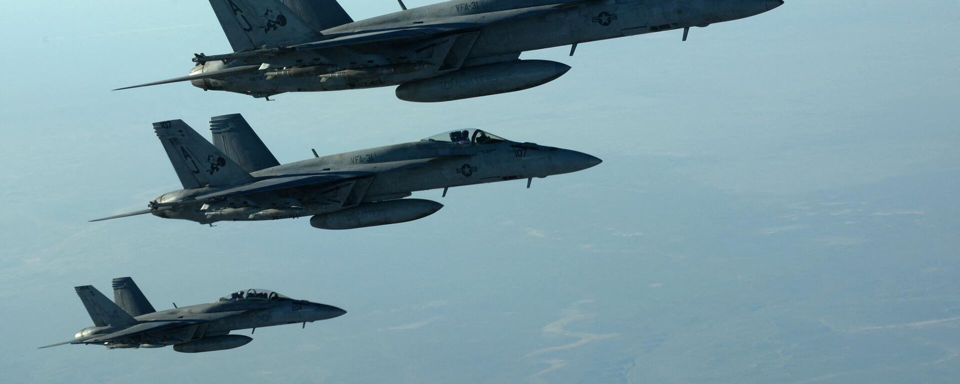 This US Air Forces Central Command photo released by the Defense Video & Imagery Distribution System (DVIDS) shows a formation of US Navy F-18E Super Hornets in flight after receiving fuel from a KC-135 Stratotanker over northern Iraq, on September 23, 2014 - Sputnik International, 1920, 05.02.2024