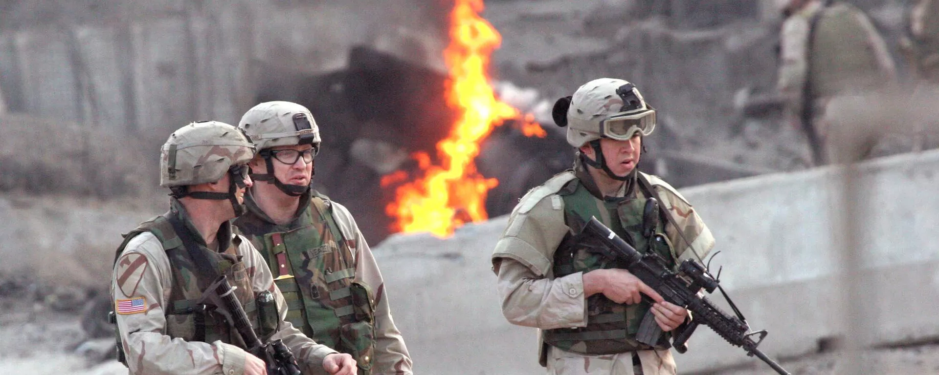 U.S. soldiers secure the site after an explosion in Baghdad, Wednesday, Jan. 19, 2005. A car bomb exploded near the Australian Embassy in central Baghdad on Wednesday, killing two people and wounding four, police and witnesses said. Australia said no embassy personnel were killed or hurt in the explosion - Sputnik International, 1920, 27.09.2024