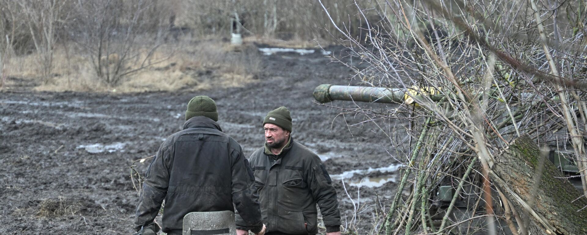 Ukrainian servicemen speak next to a tank not far from Artemovsk in the Donetsk region on February 5, 2024.  - Sputnik International, 1920, 08.02.2024