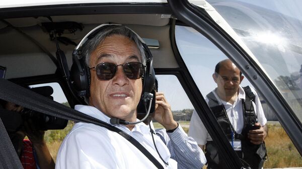 Chilean conservative presidential candidate Sebastian Pinera (C) from Alianza por Chile is seen on board his helicopter after voting in Santiago, on January 15, 2006 - Sputnik International