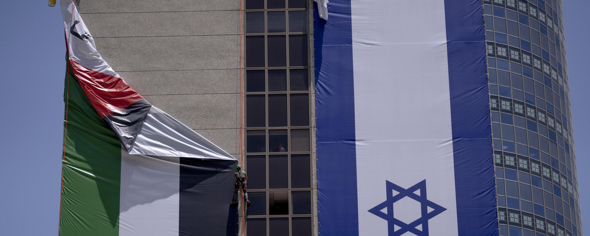 A Palestinian flag is removed from a building by Israeli authorities after being put up by an advocacy group that promotes coexistence between Palestinians and Israelis, in Ramat Gan, Israel, Wednesday, June 1, 2022 - Sputnik International, 1920, 07.02.2024