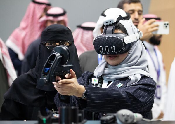 A visitor using an Oculus Quest VR headset at the World Defense Show 2024. - Sputnik International