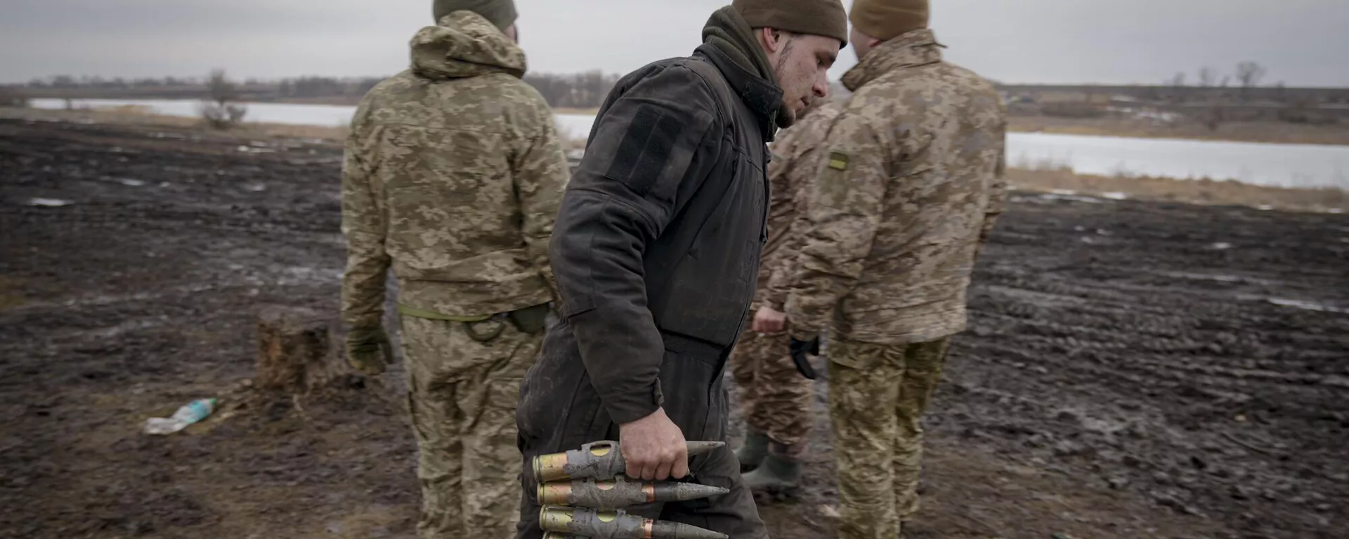 A Ukrainian serviceman carries large caliber ammunitions for armored fighting vehicles mounted weapons in the Donetsk region, Thursday, Feb. 10, 2022 - Sputnik International, 1920, 05.02.2025