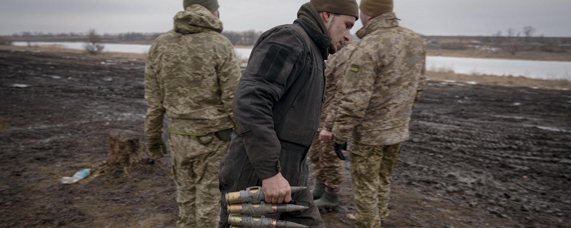 A Ukrainian serviceman carries large caliber ammunitions for armored fighting vehicles mounted weapons in the Donetsk region, Thursday, Feb. 10, 2022 - Sputnik International, 1920, 09.02.2024