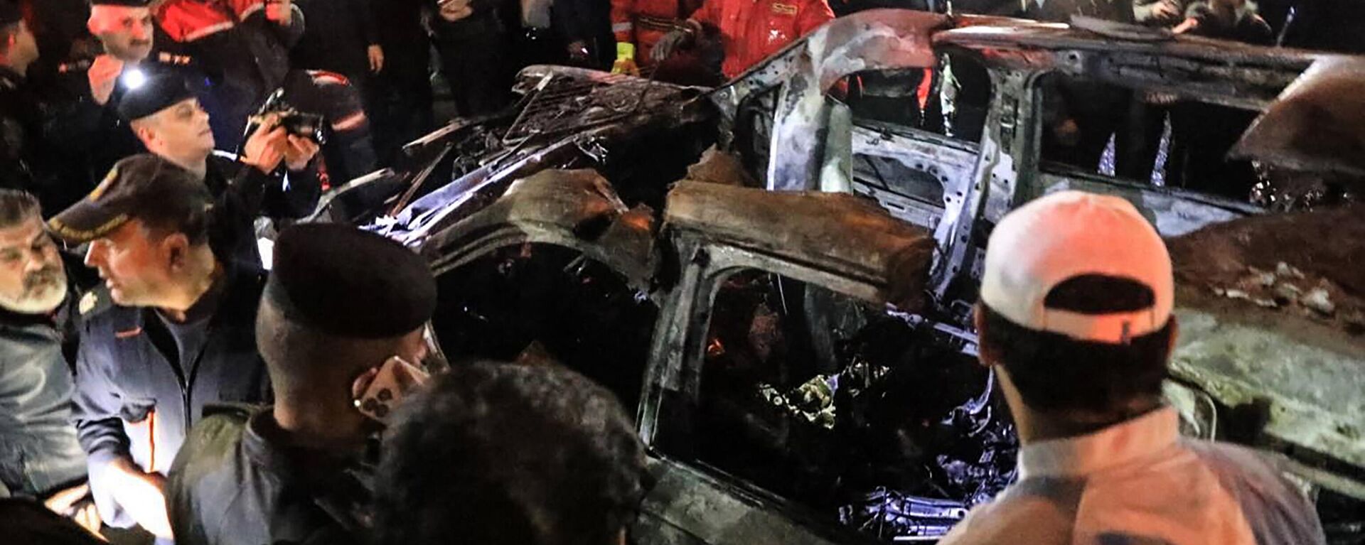 People, rescuers and security forces gather around a vehicle hit by a drone strike, reportedly killing three people, including two leaders of the Kataib Hezbollah militant group, in Baghdad on February 7, 2024 - Sputnik International, 1920, 07.02.2024