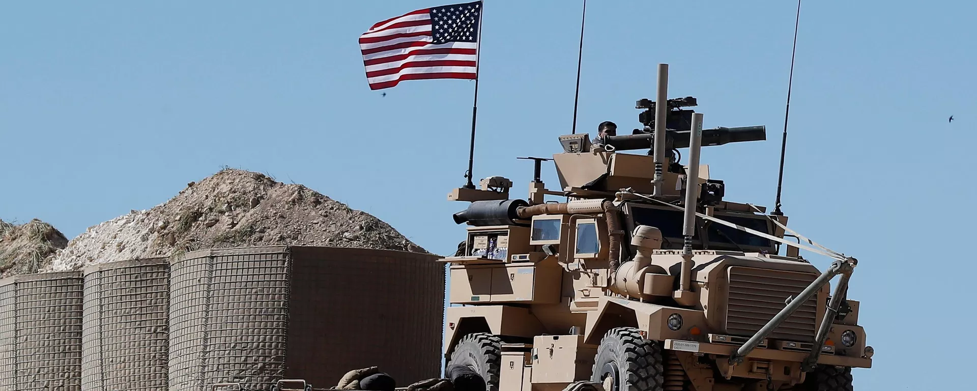 In this April 4, 2018, file photo, a U.S. soldier sits on an armored vehicle on a newly installed position, near front line between the U.S-backed Syrian Manbij Military Council and the Turkish-backed fighters, in Manbij, north Syria - Sputnik International, 1920, 23.12.2024