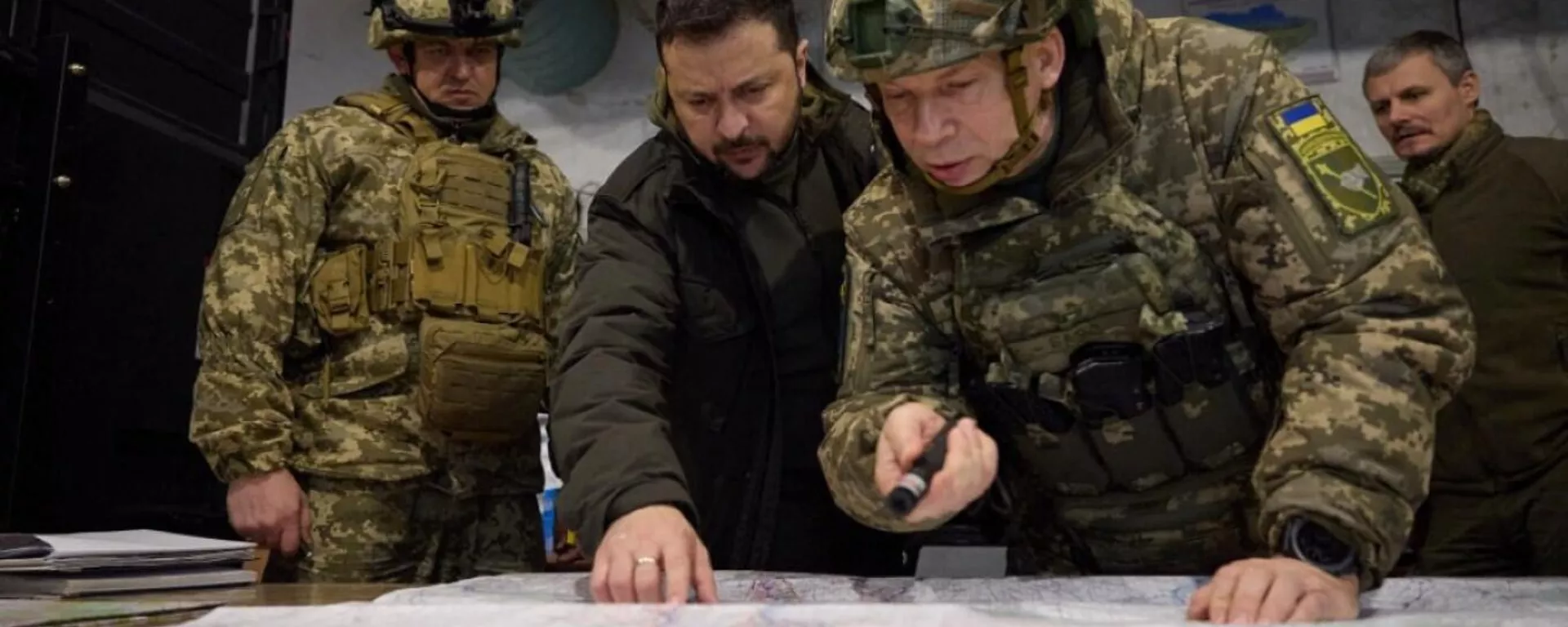 Handout photograph taken and released by the Ukrainian Presidential Press Service on November 30, 2023 shows Ukrainian President Volodymyr Zelensky and Colonel General Oleksandr Syrsky visiting a command post in Kupyansk, Kharkov region. - Sputnik International, 1920, 09.02.2024