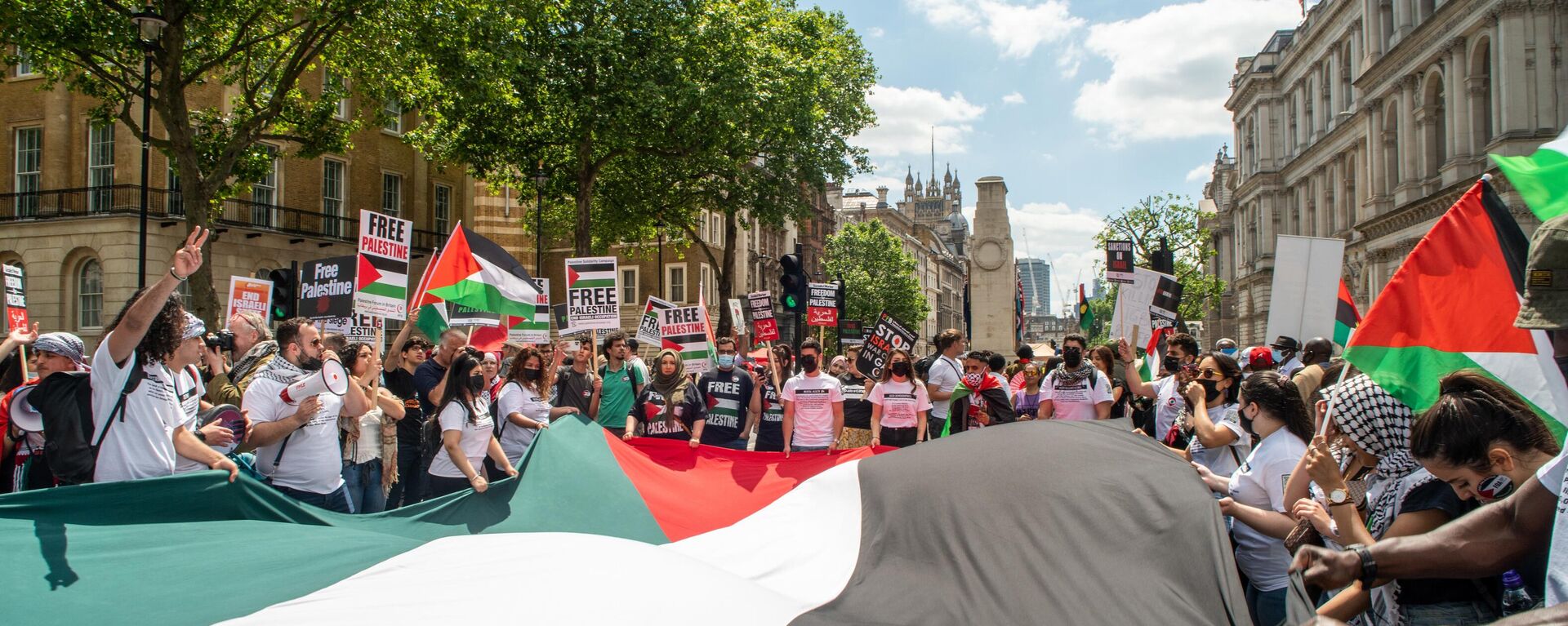 People hold a giant flag during the Justice For Palestine rally - Sputnik International, 1920, 16.01.2025