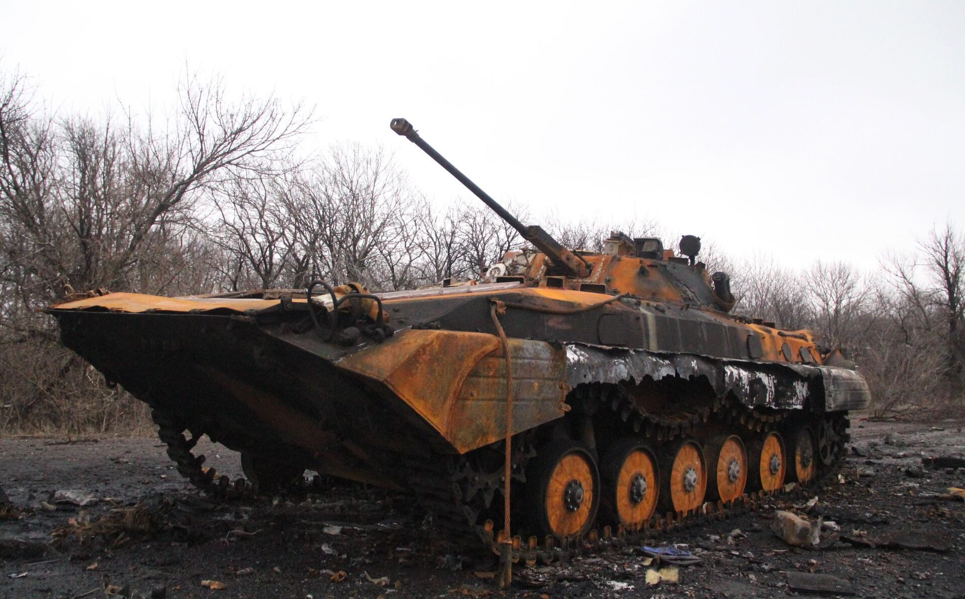 Burned Ukrainian military vehicle on the road from Uglegorsk to Debaltsevo, Donetsk People's Republic, February 6, 2015. - Sputnik International, 1920, 09.02.2024