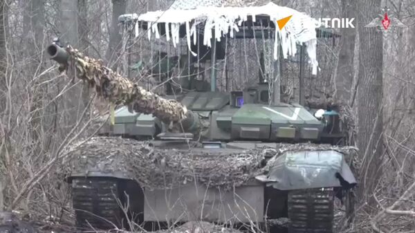 Russian tankers of the Battlegroup Yug smash the enemy near Donetsk - Sputnik International