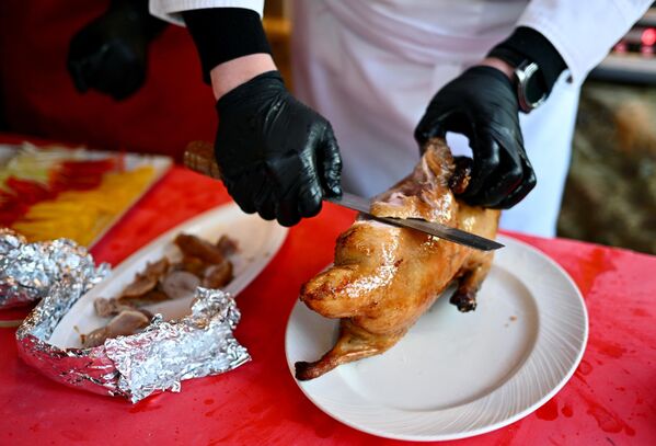 A chef slices roast duck at the Chinese New Year festival in Moscow. - Sputnik International