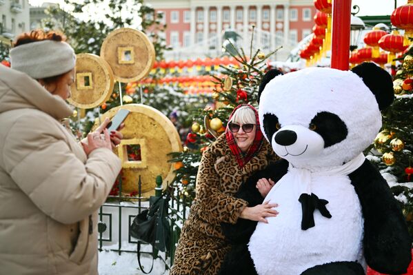 Visitors take photos at the Chinese New Year in Moscow festival.  - Sputnik International