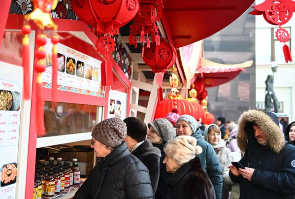 Visitors queue for Chinese food at the Chinese New Year in Moscow festival. - Sputnik International