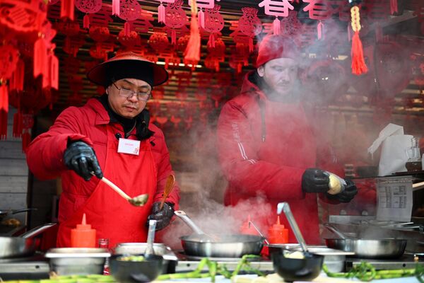 Chefs at the Chinese food pavilion at the Chinese New Year festival in Moscow. - Sputnik International