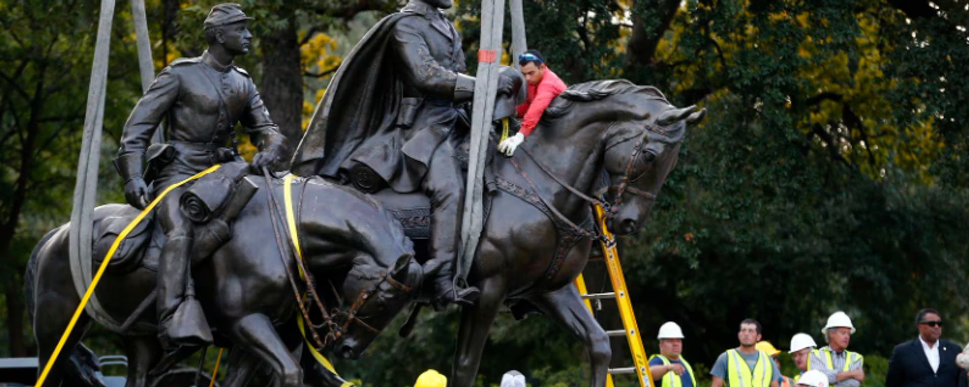 Workers harness the Robert E. Lee statue to a trailer for its removal from Robert E. Lee Park in Dallas on Sept. 14, 2017. - Sputnik International, 1920, 10.02.2024