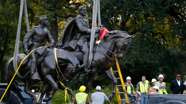 Workers harness the Robert E. Lee statue to a trailer for its removal from Robert E. Lee Park in Dallas on Sept. 14, 2017. - Sputnik International