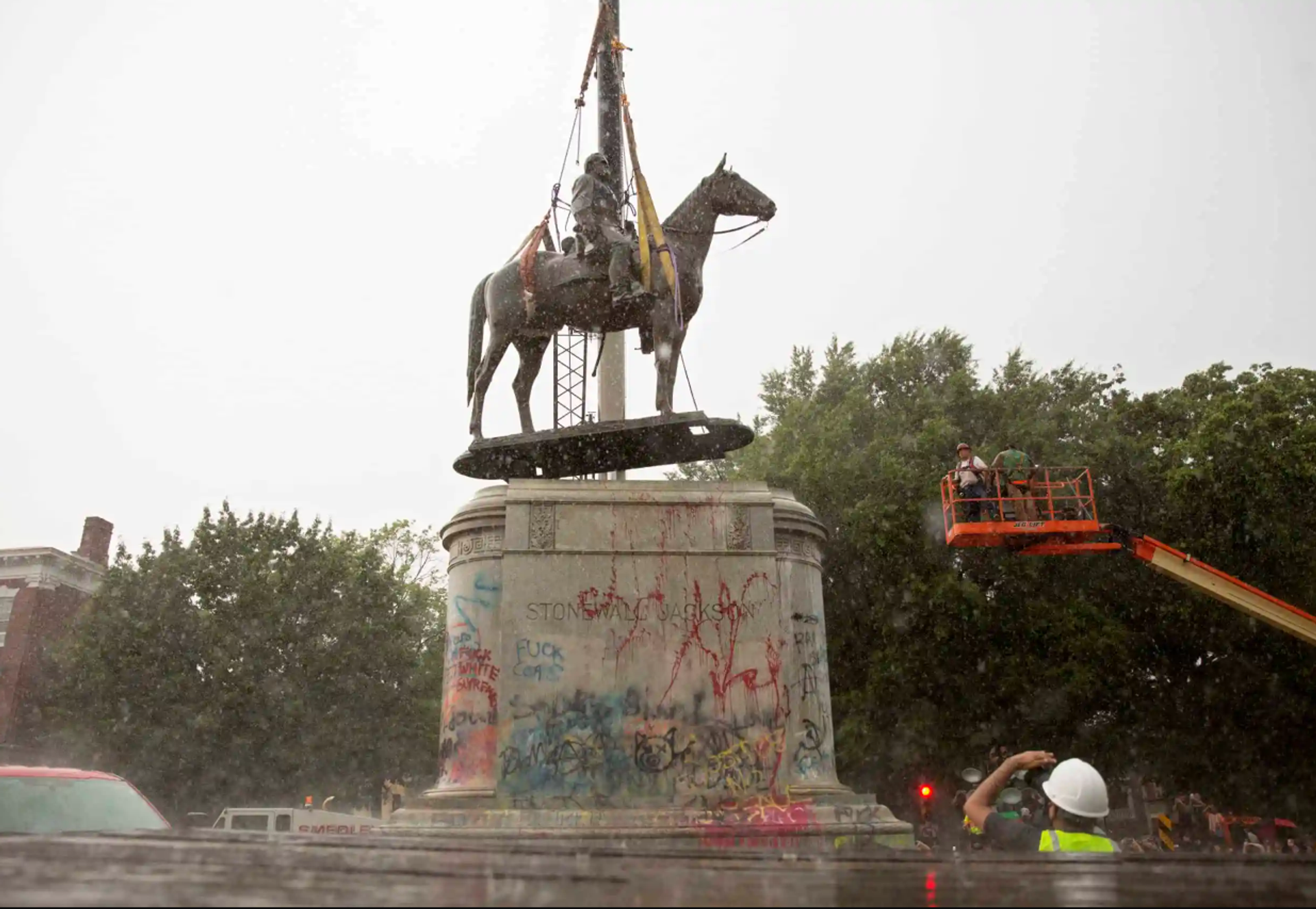 The Stonewall Jackson statue is removed from Monument Avenue in Richmond, Virginia on July 1, 2020. Workers in Richmond, Virginia, removed a statue of Thomas Stonewall Jackson, a Confederate general, after the city's mayor ordered the immediate removal of Confederate monuments - Sputnik International, 1920, 10.02.2024