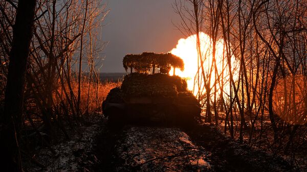A T-62 tank of the 2nd Army Corps of the Yug battlegroup fires at Ukrainian Armed Forces positions in the Seversk direction. - Sputnik International