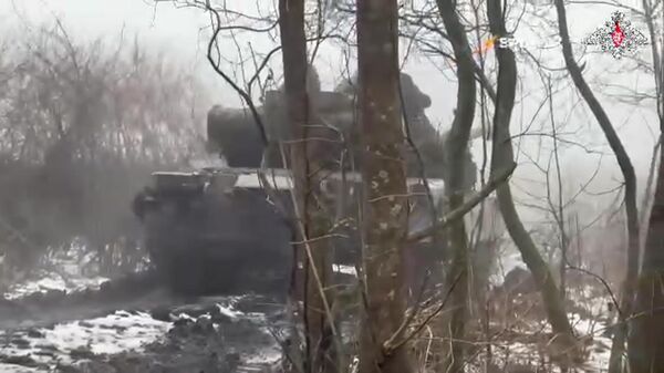 Russian crews of T-80 tanks smashed Ukrainian positions near Kupyansk - Sputnik International