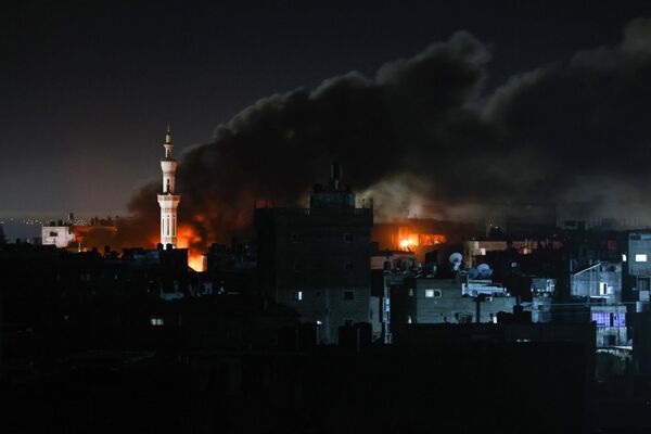 Smoke billows during Israeli bombardment over Rafah in the southern Gaza Strip.  - Sputnik International
