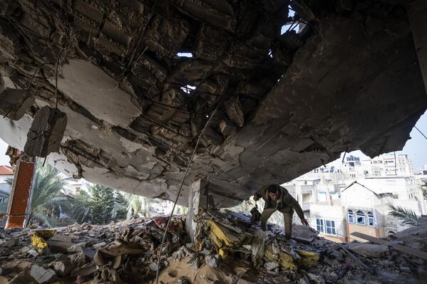 A Palestinian civilian salvages belongings after the strike.  - Sputnik International