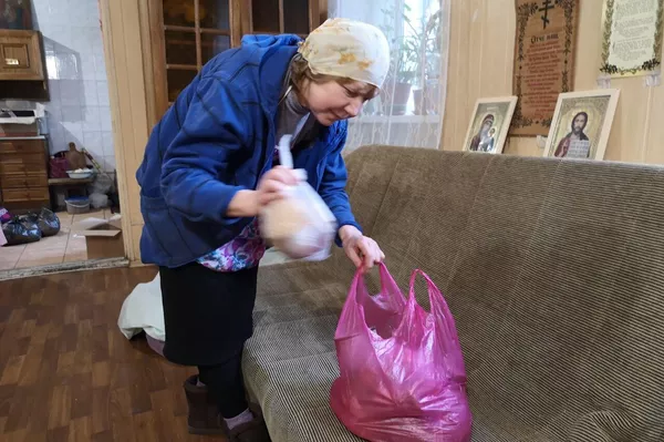 Svetlana organizing food packages out of donations by the DPR military to civilians close to the front line - Sputnik International