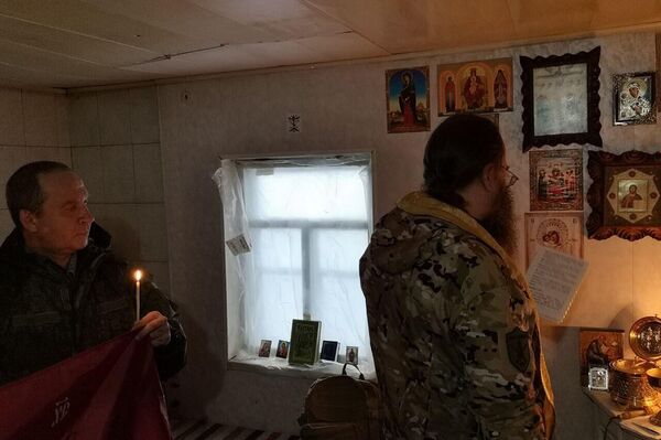 Father Igor reciting prayers - Sputnik International