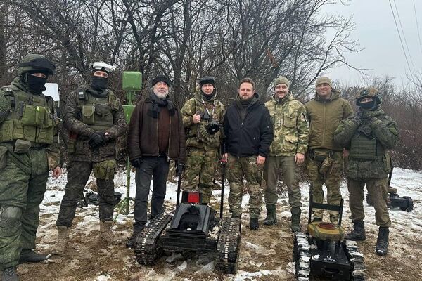 With the kamikaze drone and DIY mine-landing rover specialists at an undisclosed location in Donetsk - Sputnik International